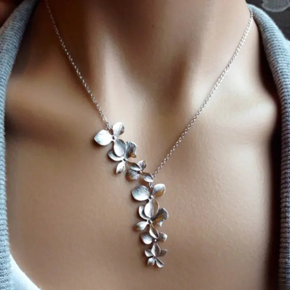 Solenn – Blumenhalskette aus antikem Silber