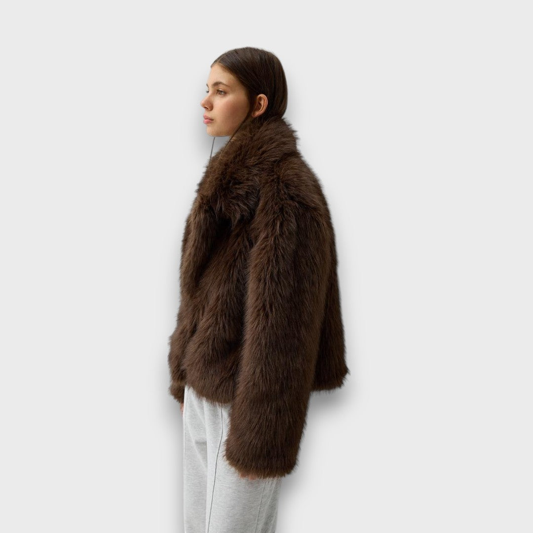 Illia – Kurze Kunstfelljacke mit oversized Kragen