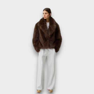 Illia – Kurze Kunstfelljacke mit oversized Kragen