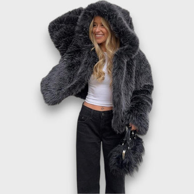 Leyana – Oversize-Jacke aus Kunstfell mit Kapuze in Rauchgrau