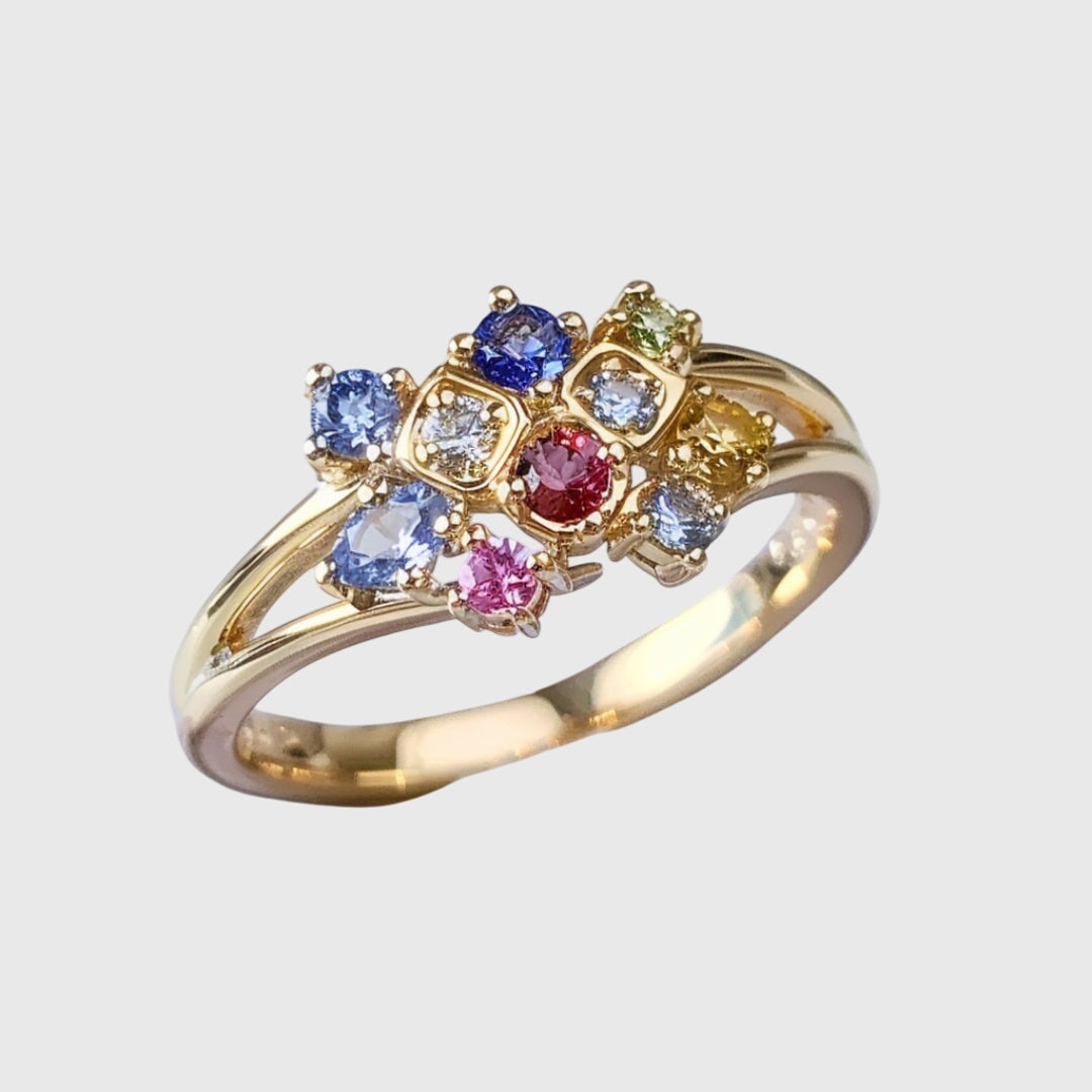 Goldring mit farbigem Kristall
