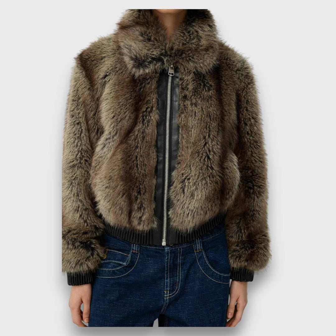 Amelia – Kurze Jacke aus synthetischem Pelz mit urbanem Chic