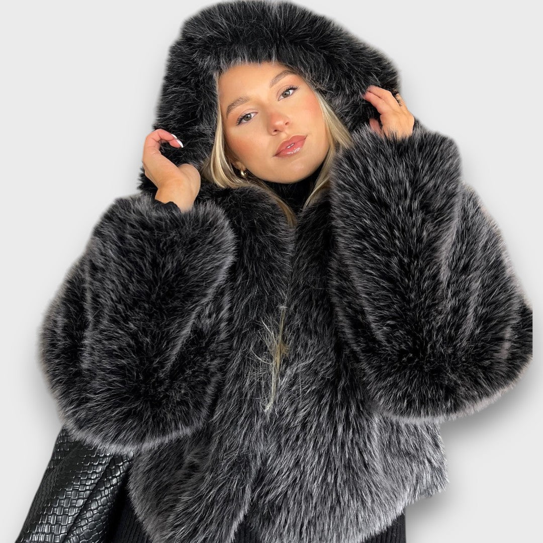 Leyana – Oversize-Jacke aus Kunstfell mit Kapuze in Rauchgrau