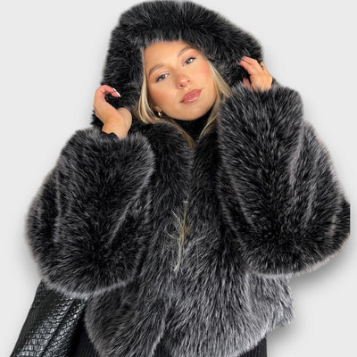 Leyana – Oversize-Jacke aus Kunstfell mit Kapuze in Rauchgrau