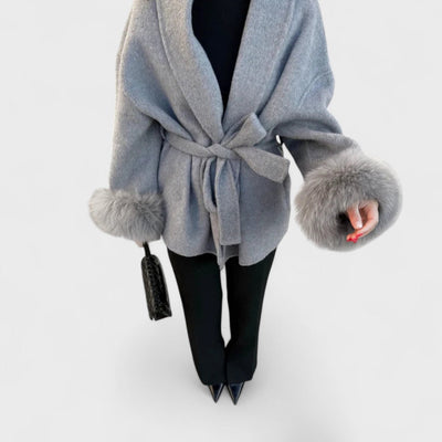 Woolcat – Eleganter Mantel mit Details aus ökologischem Pelz