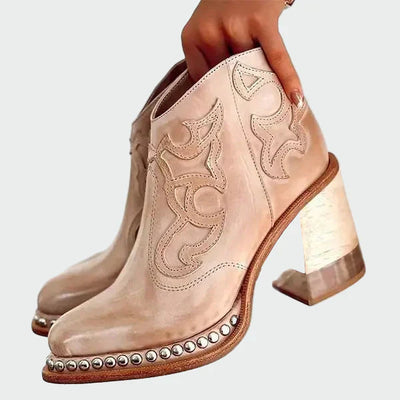 Gestickte Lederstiefel