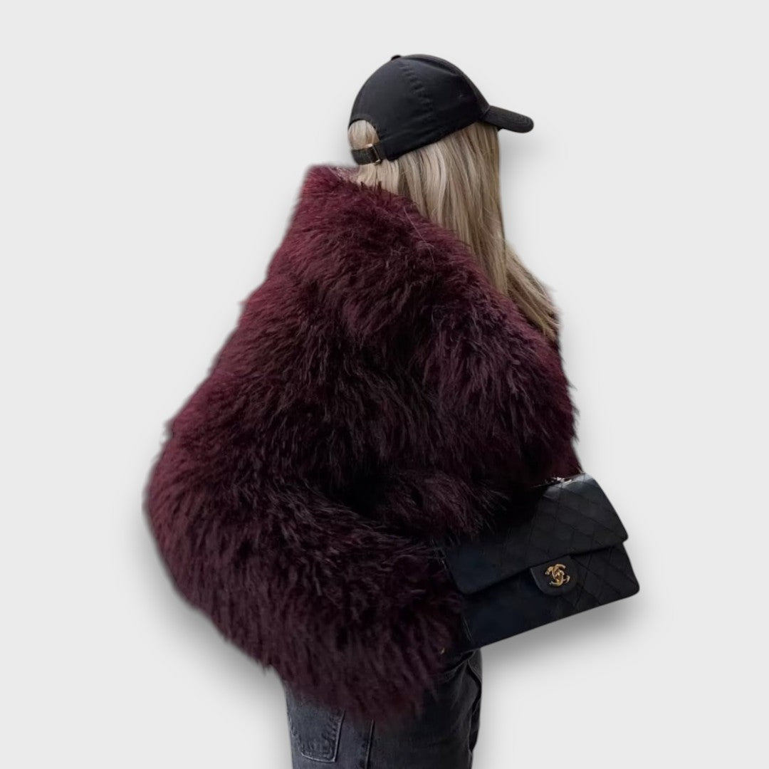 Mile – Luxuriöse Kunstpelzjacke in einem tiefen Bordeaux
