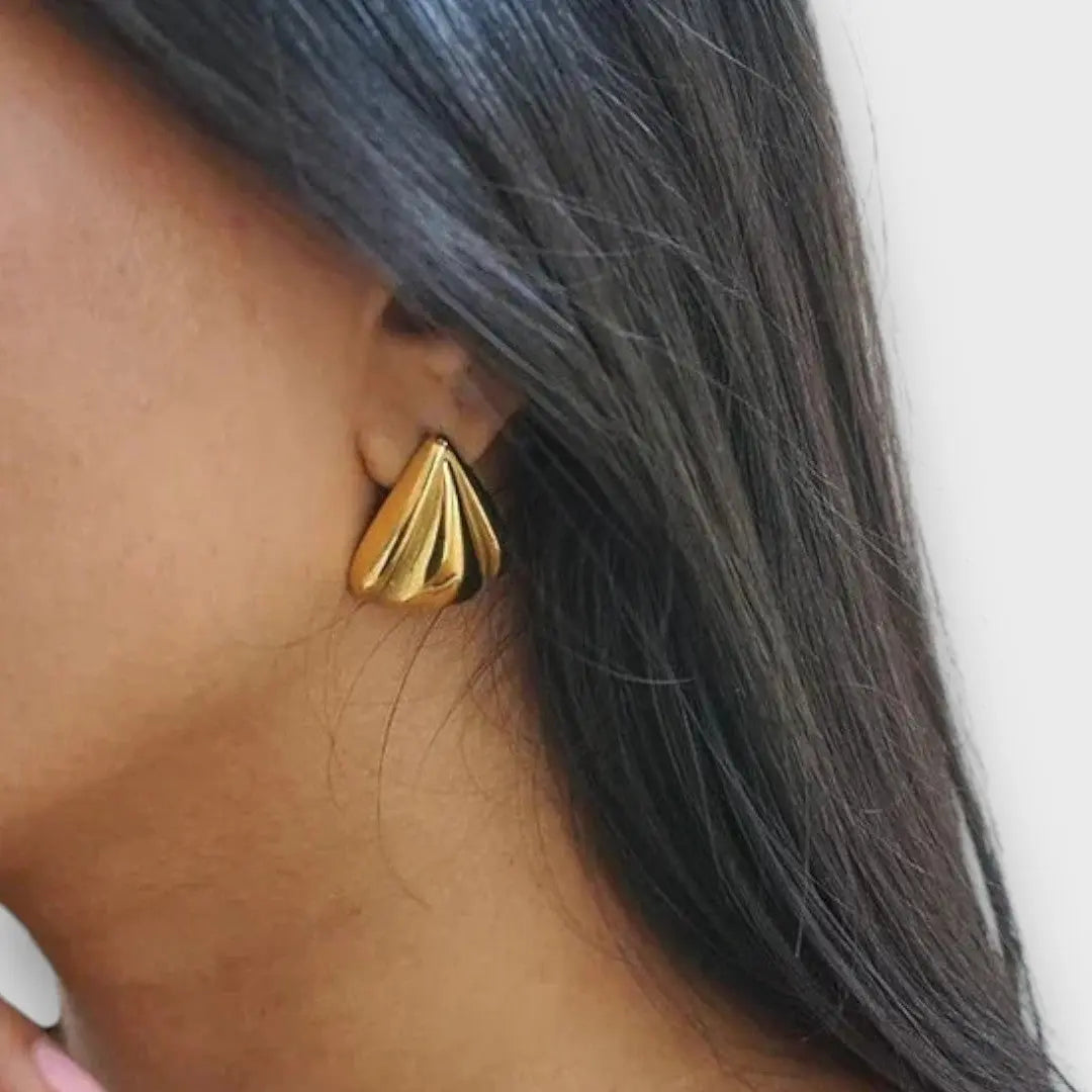 Nuna – Goldene Ohrringe mit skulpturalem Charakter