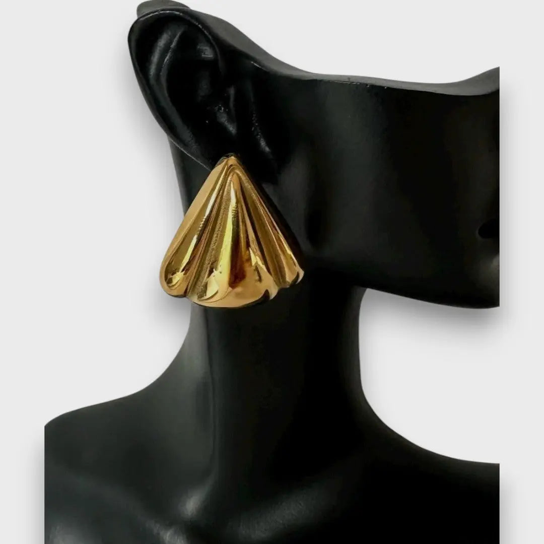 Nuna – Goldene Ohrringe mit skulpturalem Charakter