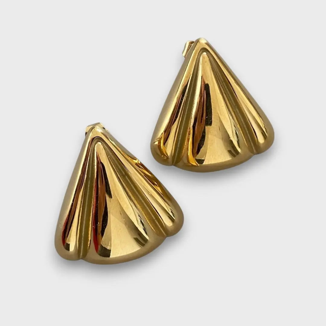 Nuna – Goldene Ohrringe mit skulpturalem Charakter