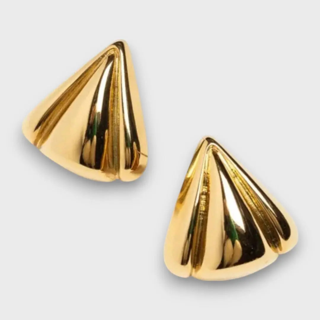 Nuna – Goldene Ohrringe mit skulpturalem Charakter