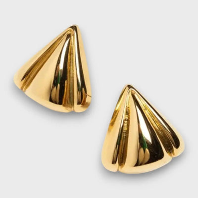 Nuna – Goldene Ohrringe mit skulpturalem Charakter