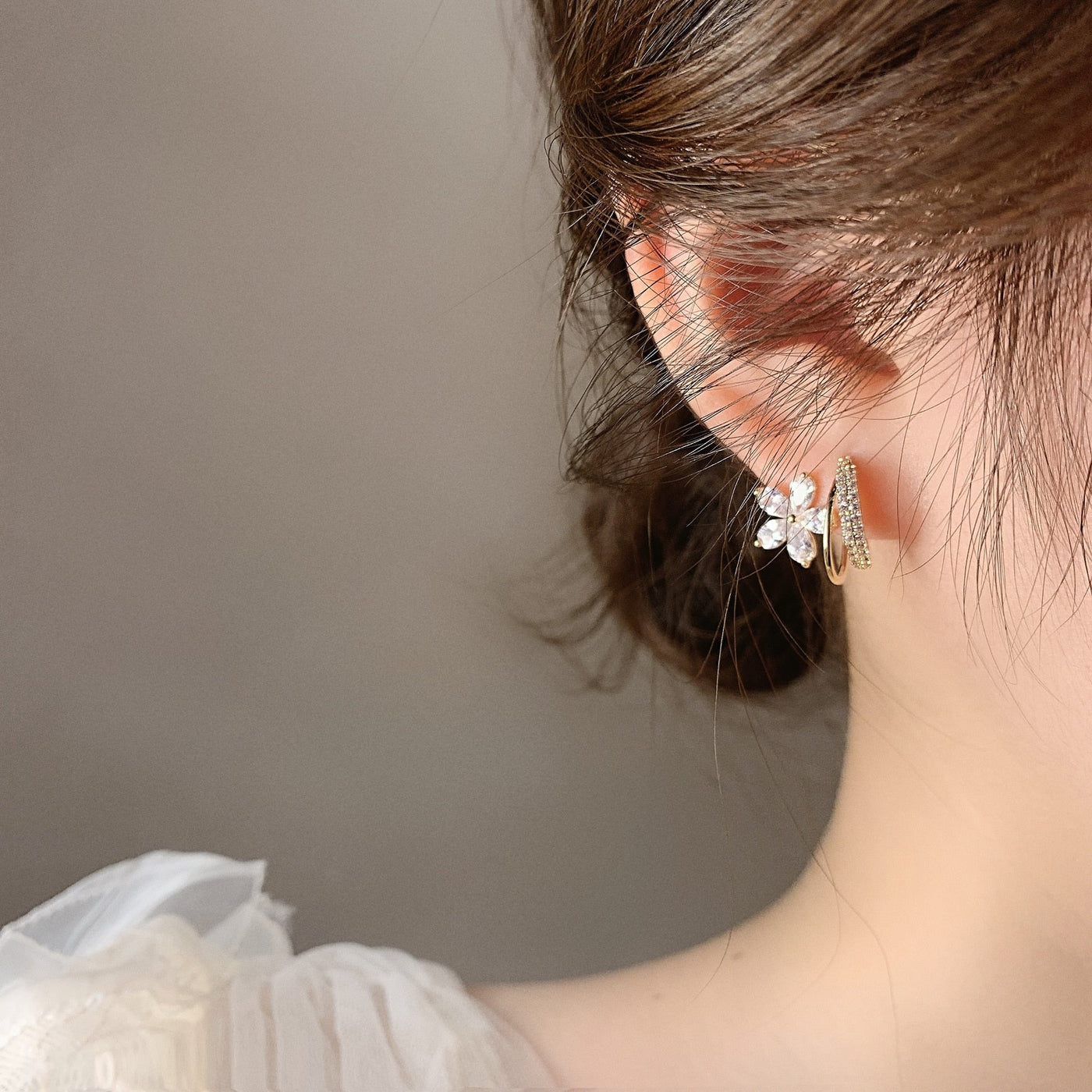 Florelle – Blumenohrstecker mit funkelndem Detail