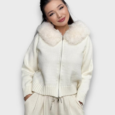 Alisanne – Strickjacke mit Reißverschluss und Kragen aus Kunstpelz