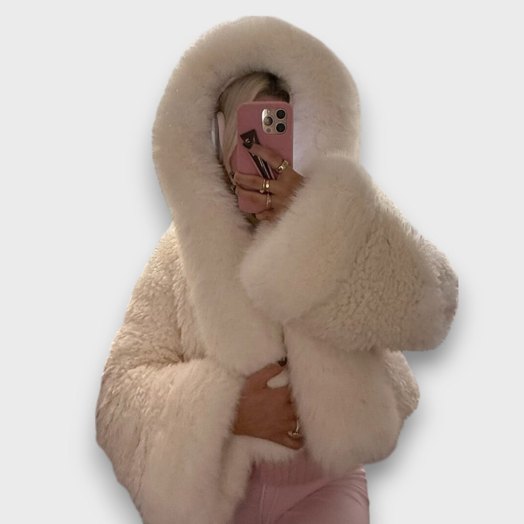 Noeline – Kurze Jacke aus Kunstfell mit Kapuze