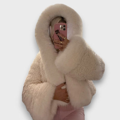 Noeline – Kurze Jacke aus Kunstfell mit Kapuze
