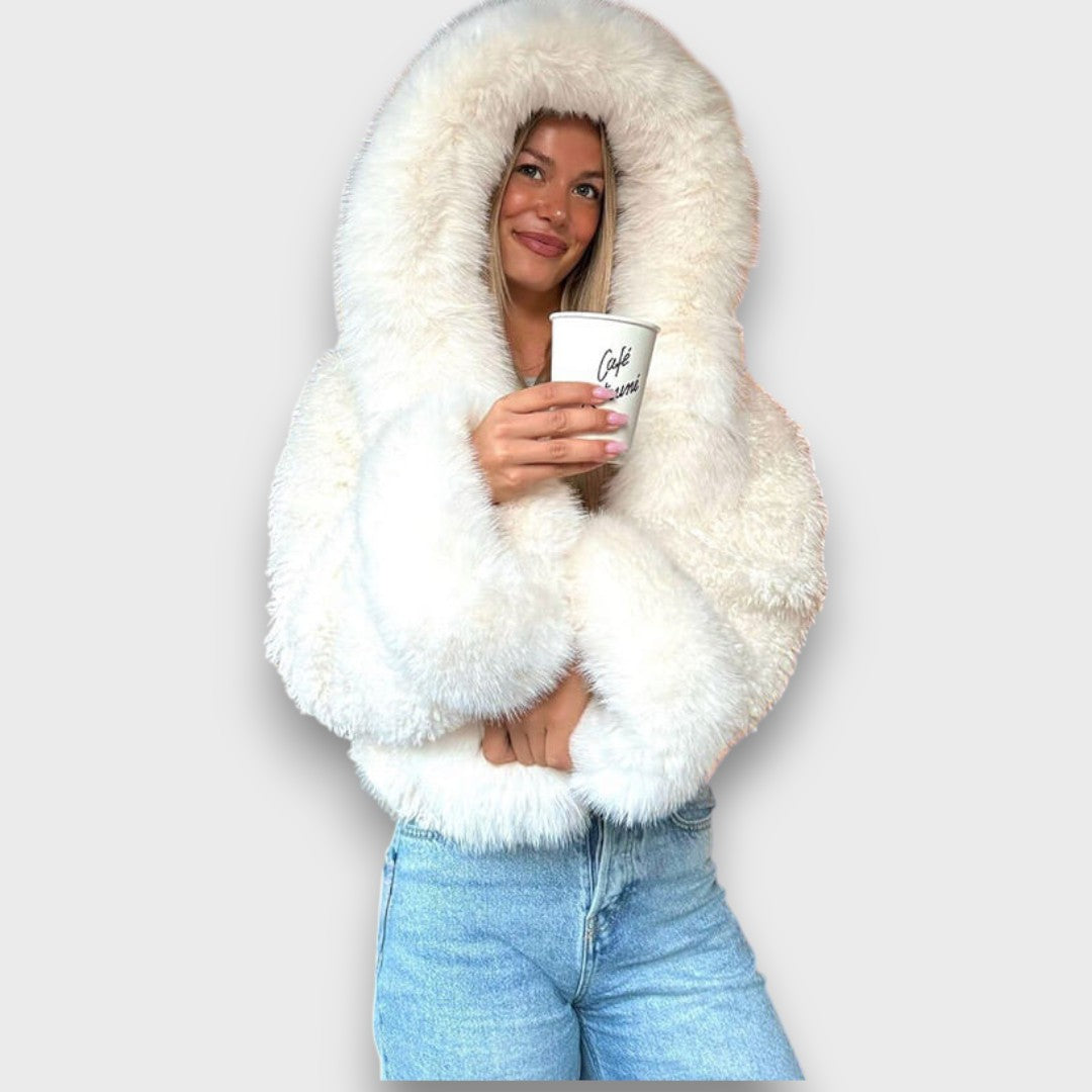 Noeline – Kurze Jacke aus Kunstfell mit Kapuze