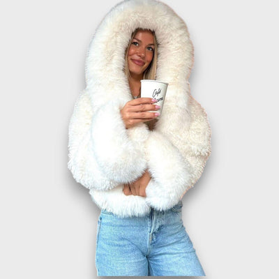 Noeline – Kurze Jacke aus Kunstfell mit Kapuze