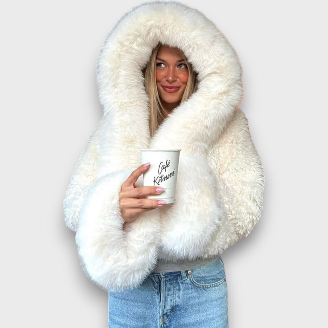 Noeline – Kurze Jacke aus Kunstfell mit Kapuze