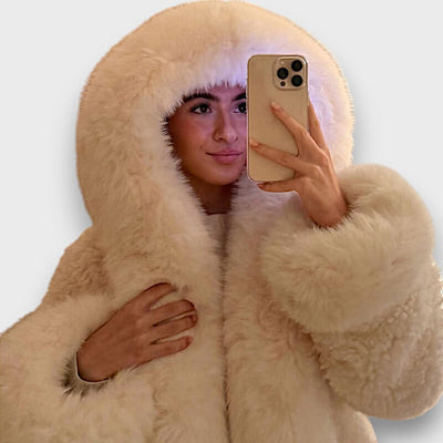 Noeline – Kurze Jacke aus Kunstfell mit Kapuze