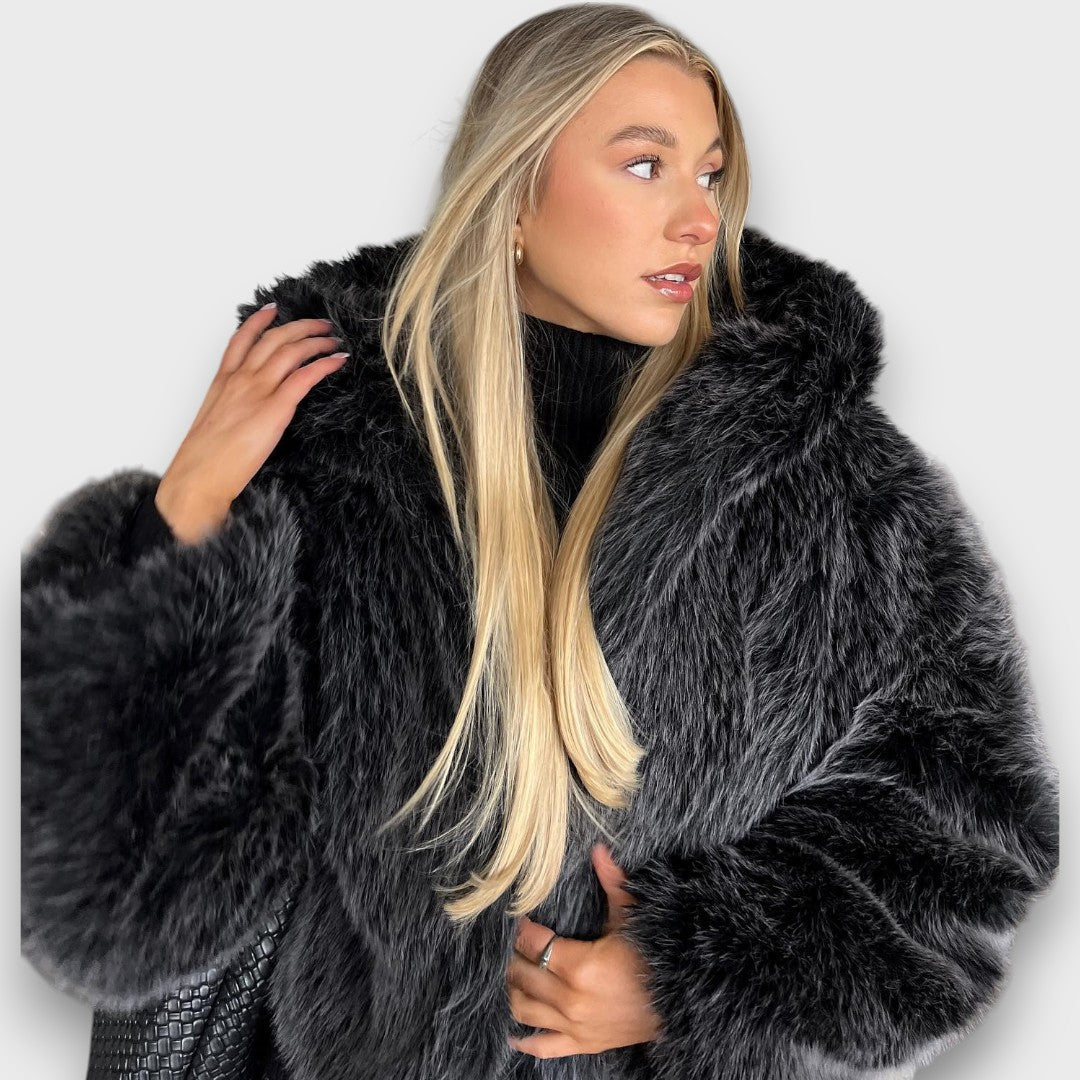 Leyana – Oversize-Jacke aus Kunstfell mit Kapuze in Rauchgrau