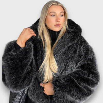 Leyana – Oversize-Jacke aus Kunstfell mit Kapuze in Rauchgrau
