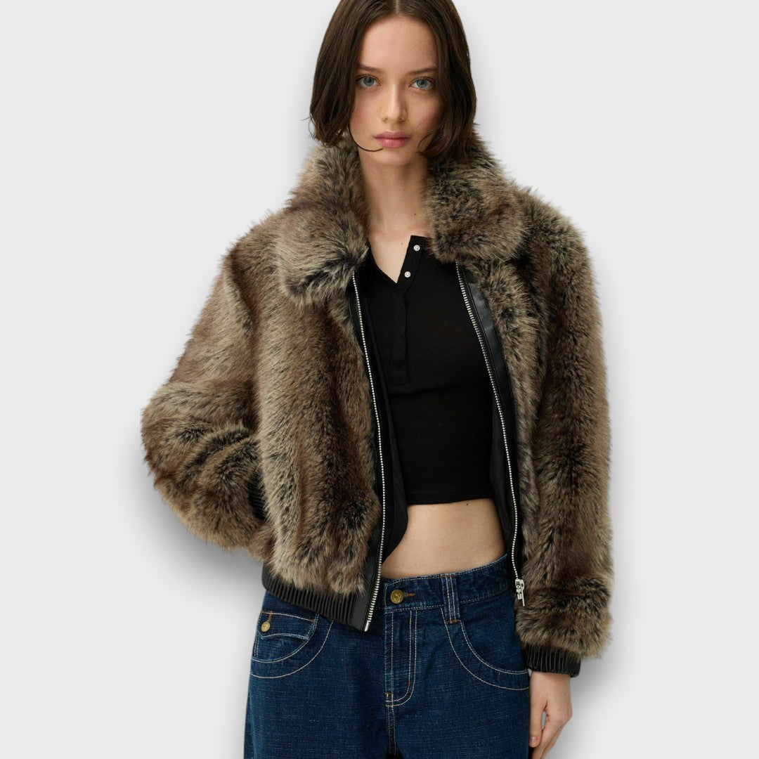 Amelia – Kurze Jacke aus synthetischem Pelz mit urbanem Chic