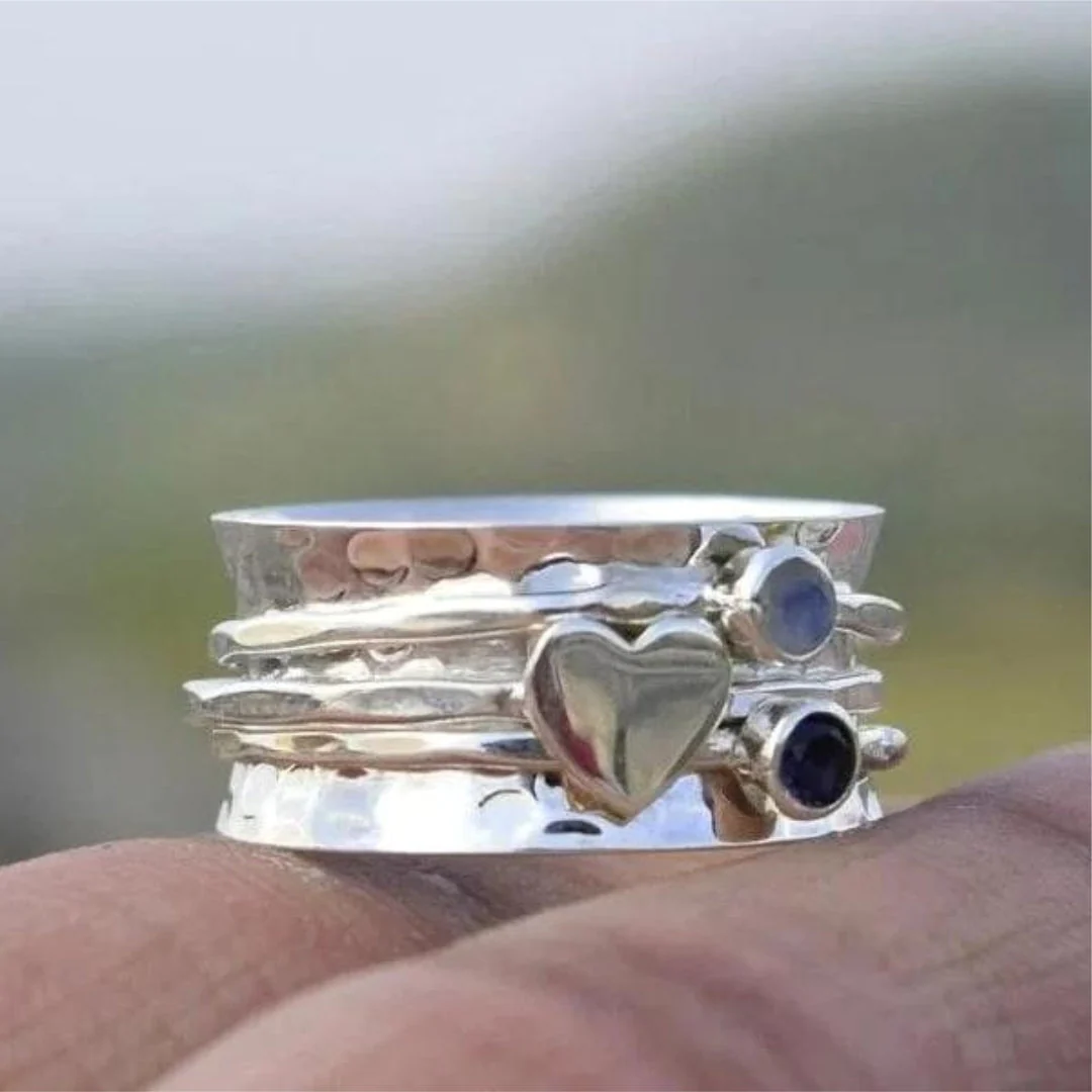 Eleganter herzförmiger Rotationsring aus Sterlingsilber