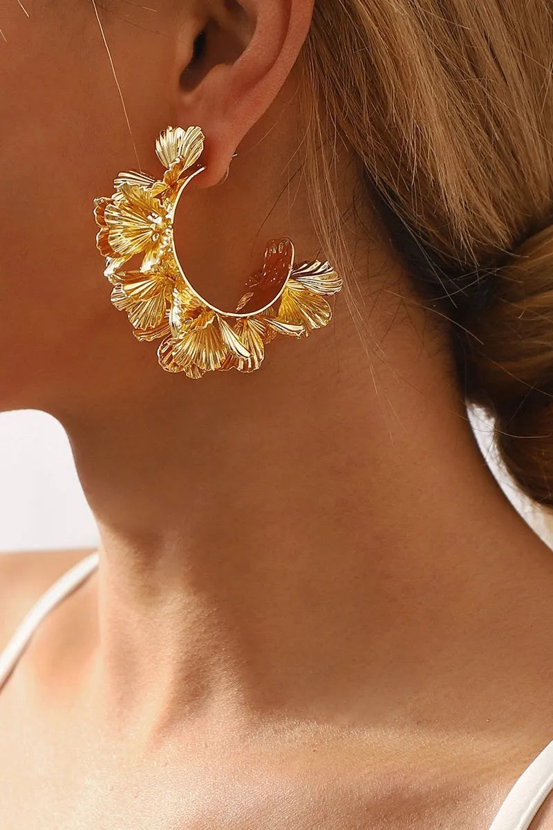 Hadley | Ohrstecker in C-Form mit floralem Design